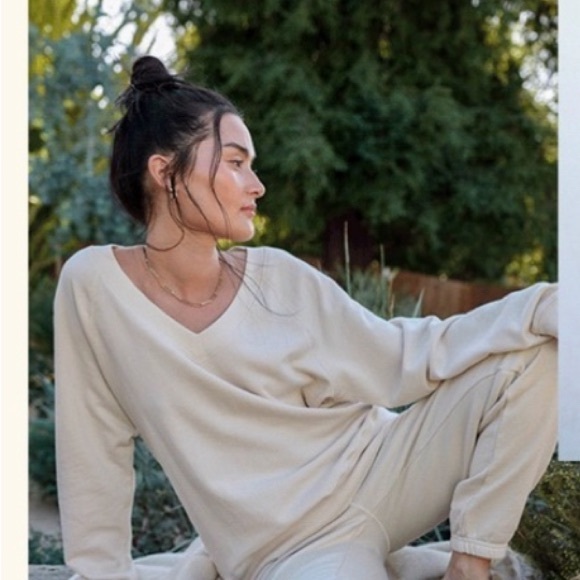 Mate the Label V Neck Sweatshirt CREAM M/L - Picture 1 of 5